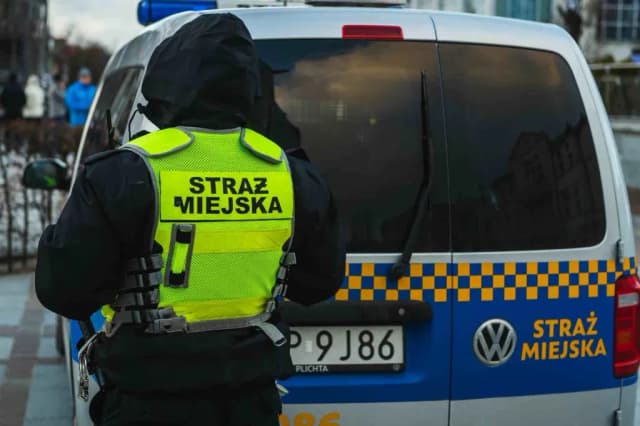 Czy straż miejska może wystawić mandat za parkowanie na osiedlu? Sprawdź zasady
