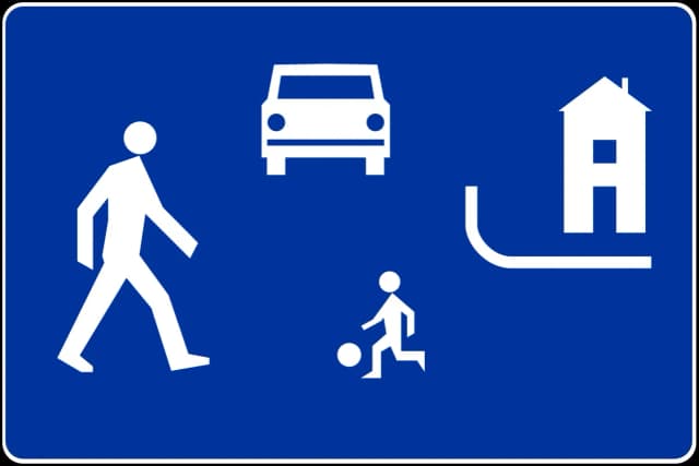 Kto stawia znaki drogowe na osiedlu? Poznaj odpowiedzialnych za to